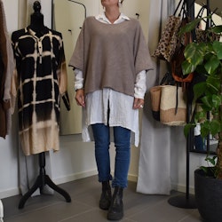Stickad Ponchotröja Nessa TAUPE - Mix By Heart