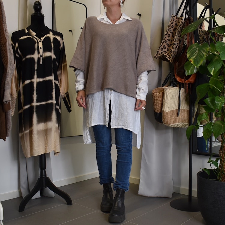 Stickad Ponchotröja Nessa TAUPE - Mix By Heart