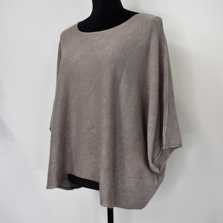 Stickad Ponchotröja Nessa TAUPE - Mix By Heart