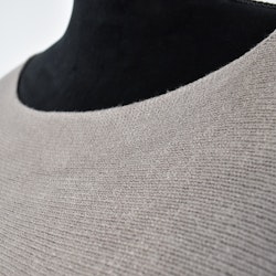 Stickad Ponchotröja Nessa TAUPE - Mix By Heart