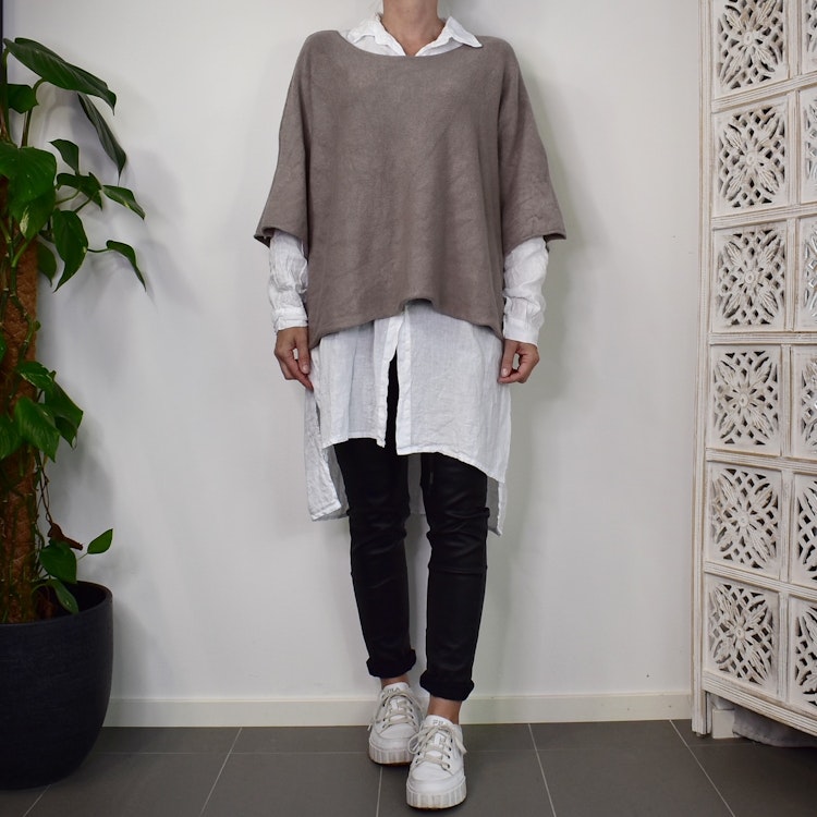 Stickad Ponchotröja Nessa TAUPE - Mix By Heart