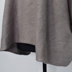 Stickad Ponchotröja Nessa TAUPE - Mix By Heart