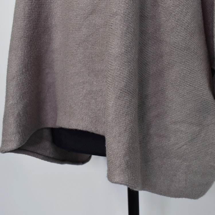 Stickad Ponchotröja Nessa TAUPE - Mix By Heart