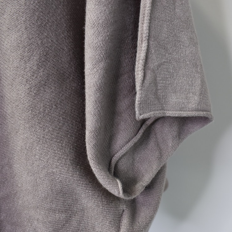 Stickad Ponchotröja Nessa TAUPE - Mix By Heart