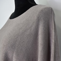 Stickad Ponchotröja Nessa TAUPE - Mix By Heart
