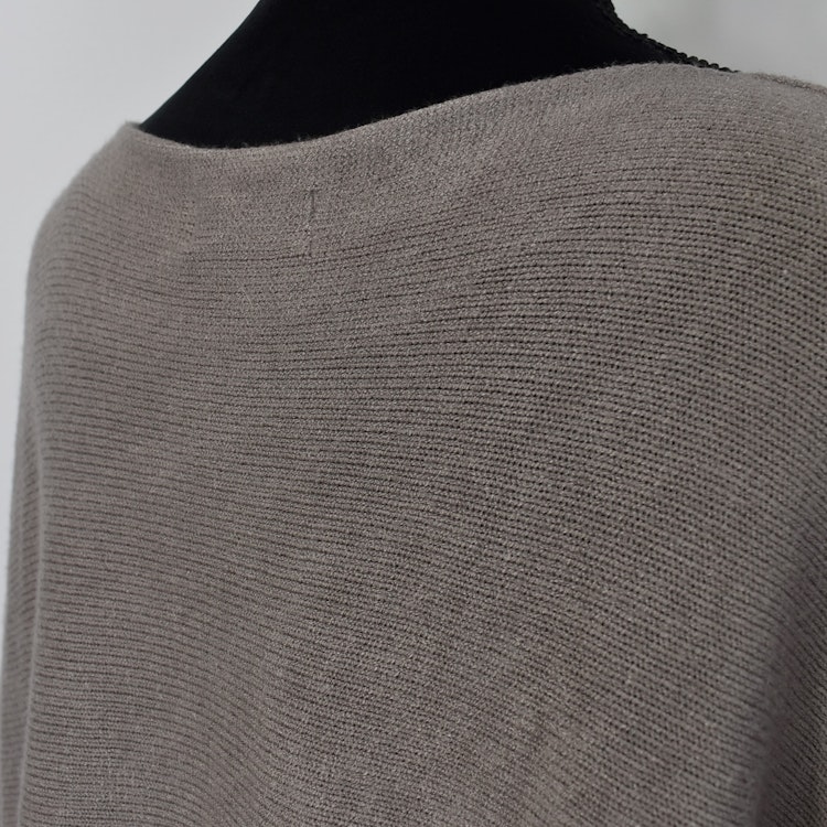 Stickad Ponchotröja Nessa TAUPE - Mix By Heart