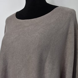 Stickad Ponchotröja Nessa TAUPE - Mix By Heart