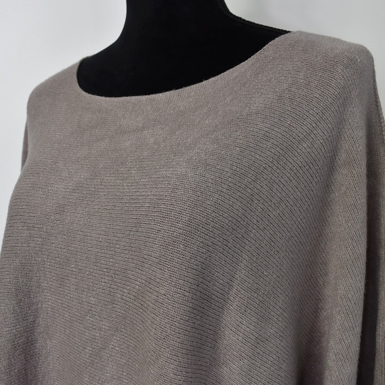 Stickad Ponchotröja Nessa TAUPE - Mix By Heart