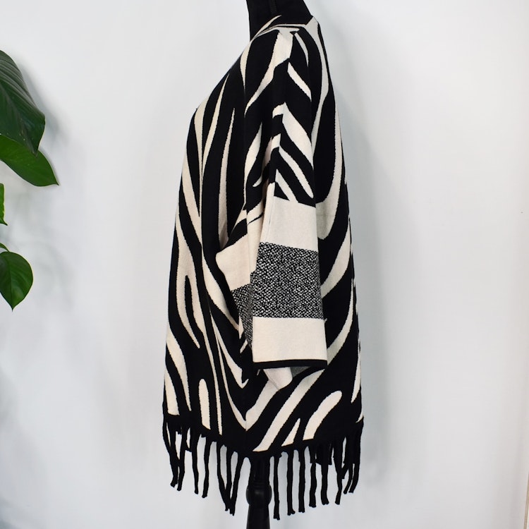 Stickad Poncho-tröja Alma ZEBRA - Mix By Heart