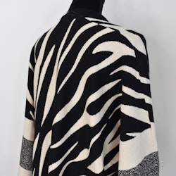Stickad Poncho-tröja Alma ZEBRA - Mix By Heart