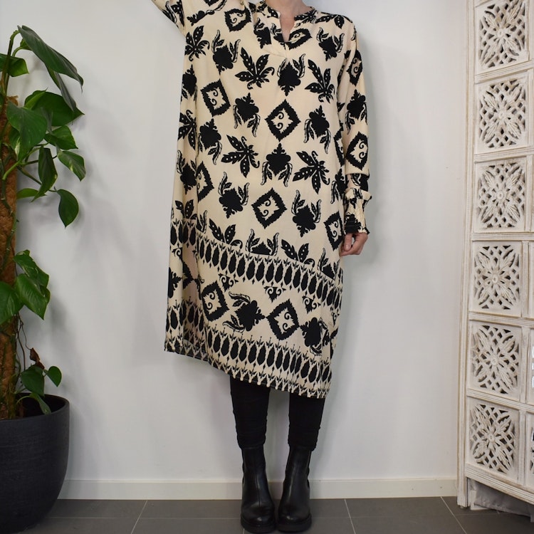 Klänning Sofie Mönstrad BEIGE/SVART - Marta du Chateau