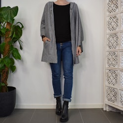Cape med huva GRÅ