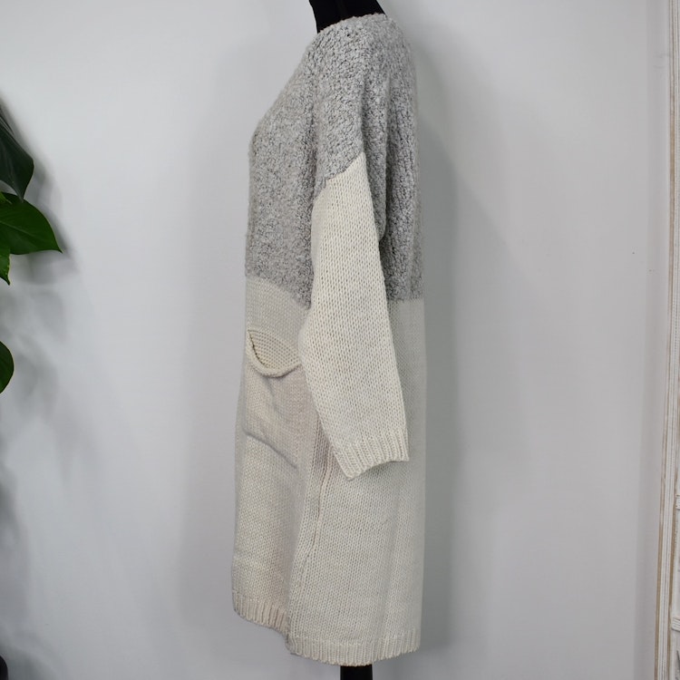 Stickad Kofta med Fickor BEIGE- Marta du Chateau