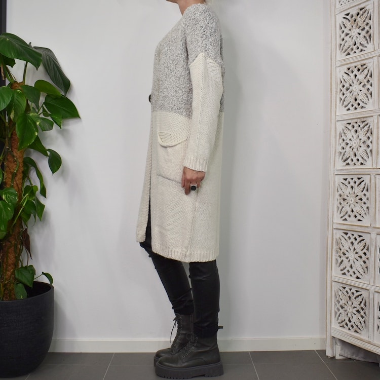 Stickad Kofta med Fickor BEIGE- Marta du Chateau