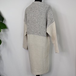 Stickad Kofta med Fickor BEIGE- Marta du Chateau