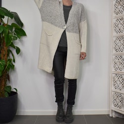 Stickad Kofta med Fickor BEIGE- Marta du Chateau