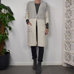 Stickad Kofta med Fickor BEIGE- Marta du Chateau