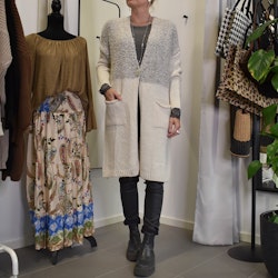 Stickad Kofta med Fickor BEIGE- Marta du Chateau