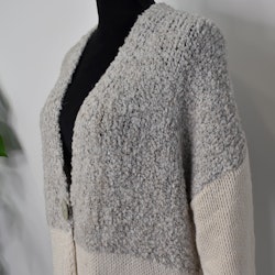 Stickad Kofta med Fickor BEIGE- Marta du Chateau
