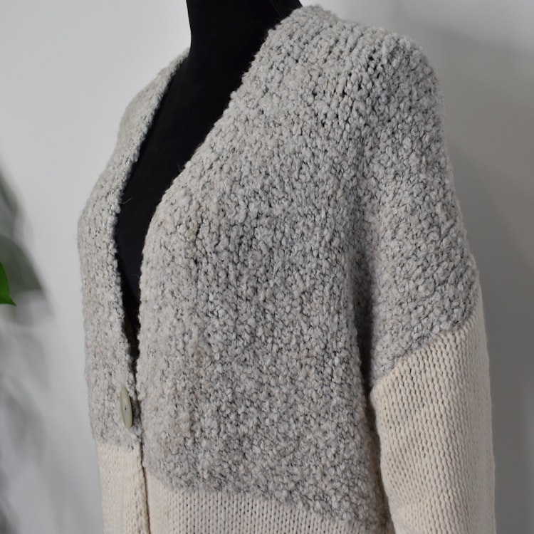 Stickad Kofta med Fickor BEIGE- Marta du Chateau