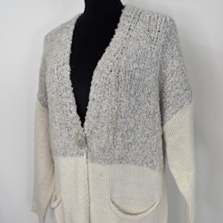 Stickad Kofta med Fickor BEIGE- Marta du Chateau