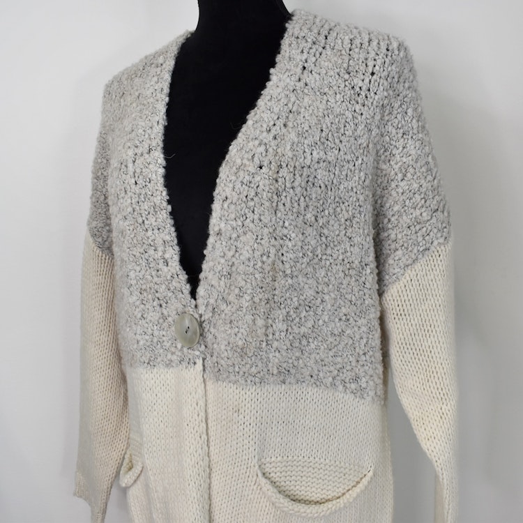 Stickad Kofta med Fickor BEIGE- Marta du Chateau
