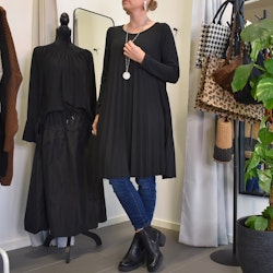 Klänning Jasmin Plisserad SVART - Marta du Chateau