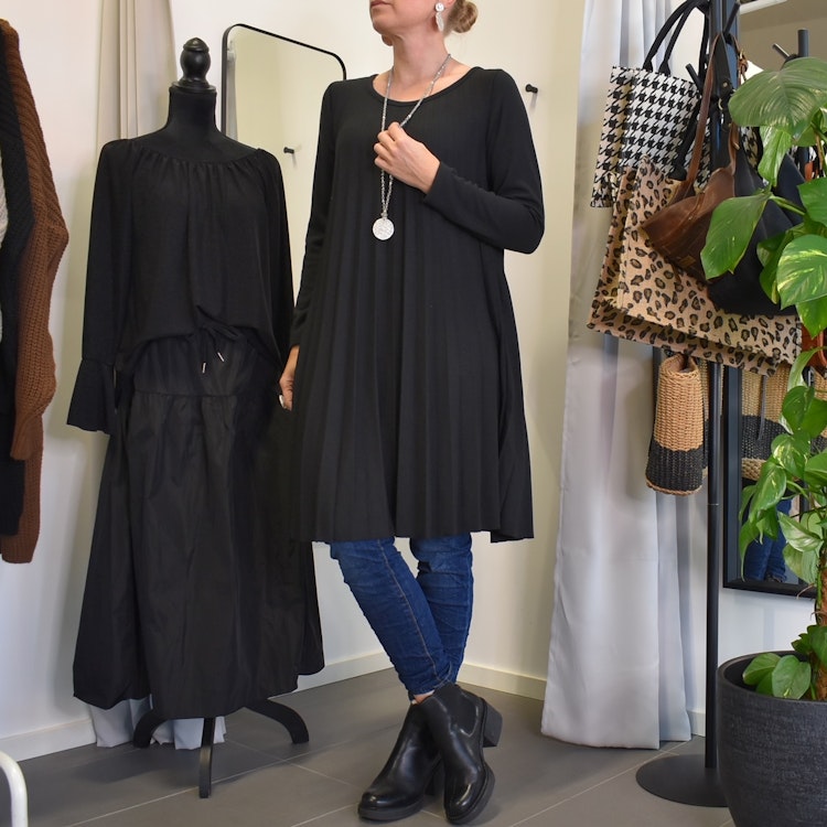 Klänning Jasmin Plisserad SVART - Marta du Chateau