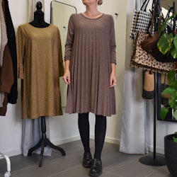 Klänning Jasmin Plisserad TAUPE - Marta du Chateau