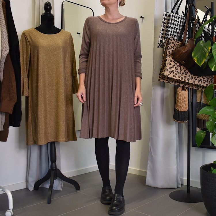 Klänning Jasmin Plisserad TAUPE - Marta du Chateau