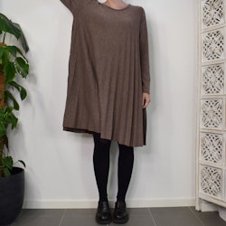 Klänning Jasmin Plisserad TAUPE - Marta du Chateau