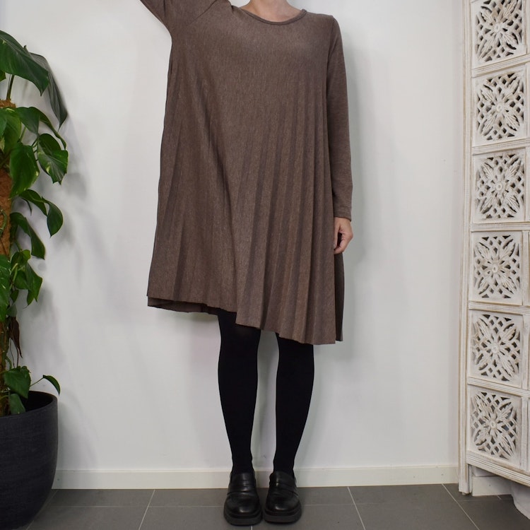 Klänning Jasmin Plisserad TAUPE - Marta du Chateau