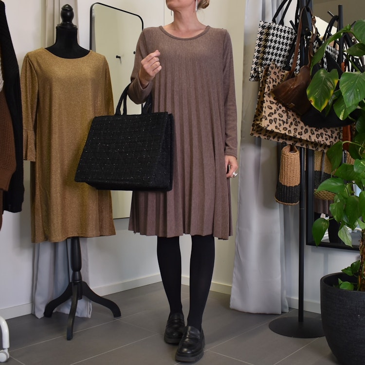 Klänning Jasmin Plisserad TAUPE - Marta du Chateau