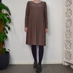 Klänning Jasmin Plisserad TAUPE - Marta du Chateau