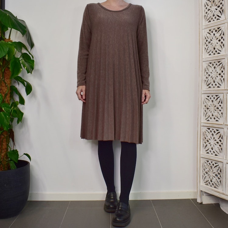 Klänning Jasmin Plisserad TAUPE - Marta du Chateau