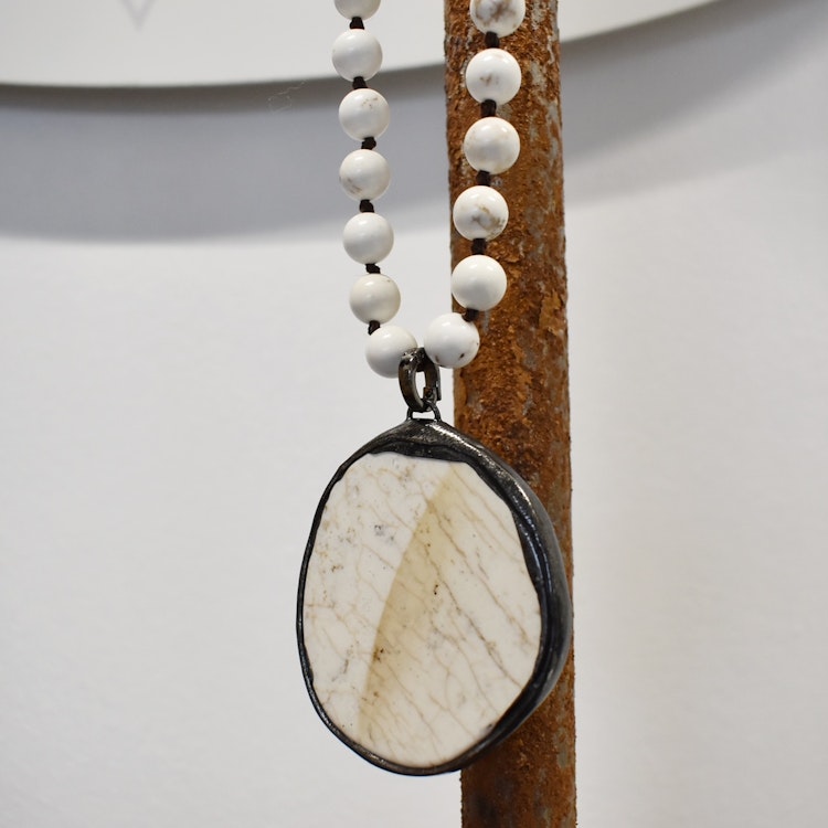 Halsband Lizzy VIT- The Moshi