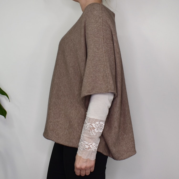 Stickad Ponchotröja TAUPE