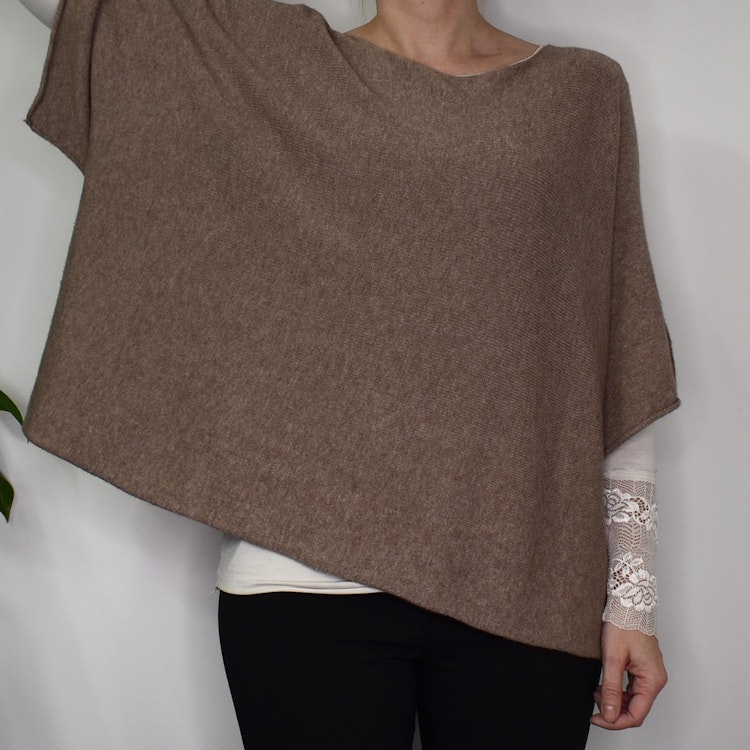 Stickad Ponchotröja TAUPE