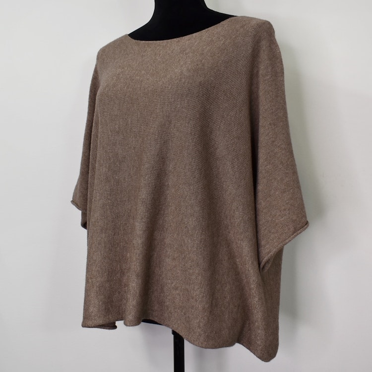 Stickad Ponchotröja TAUPE