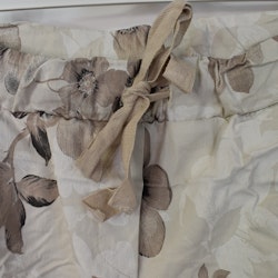 Stretchig Byxa Merilyn Blommig BEIGE - Marta du Chateau