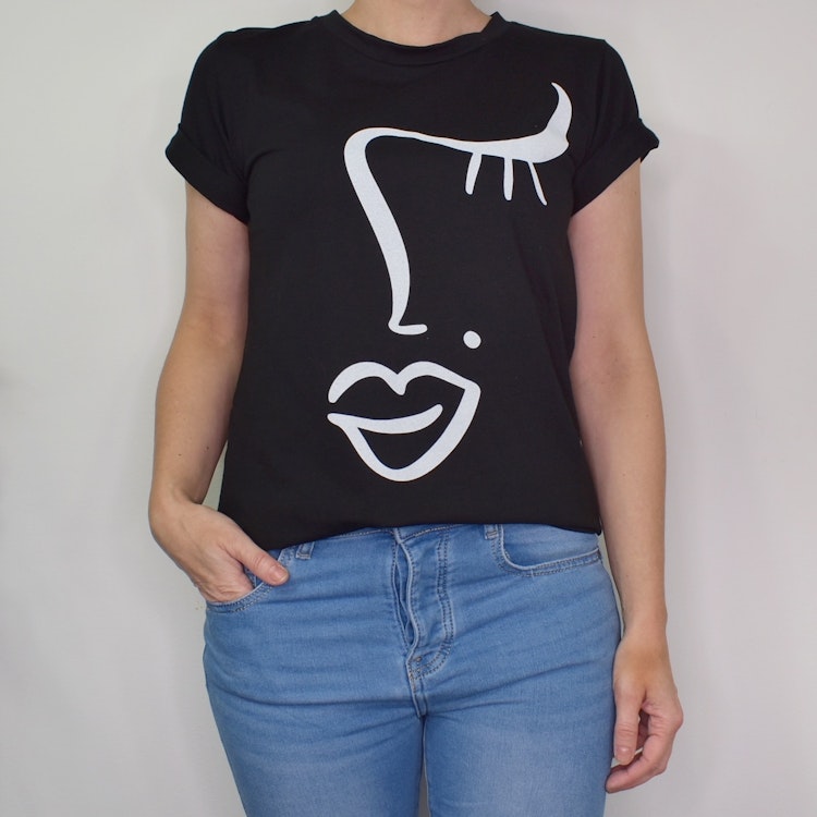 T-shirt Girl SVART - Estee Brown