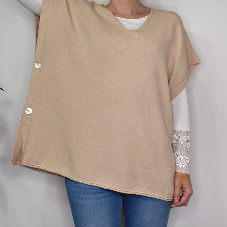 Stickad Ponchotröja med Knappar BEIGE