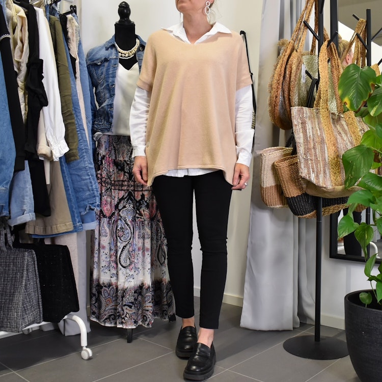 Stickad Ponchotröja med Knappar BEIGE