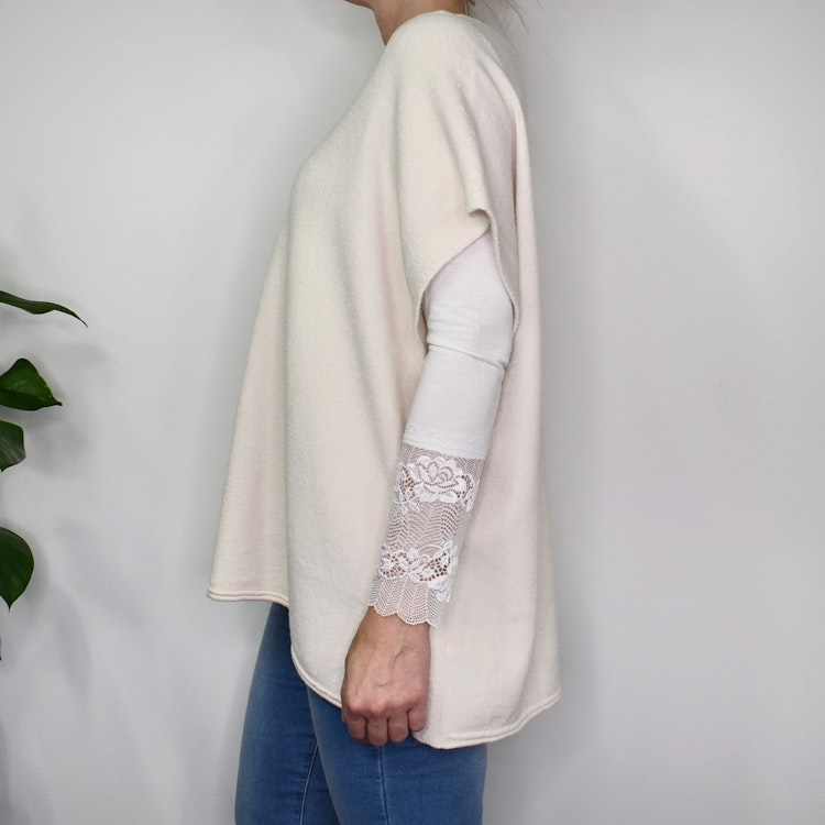 Stickad Ponchotröja med Knappar ECRU