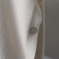 Stickad Ponchotröja med Knappar ECRU