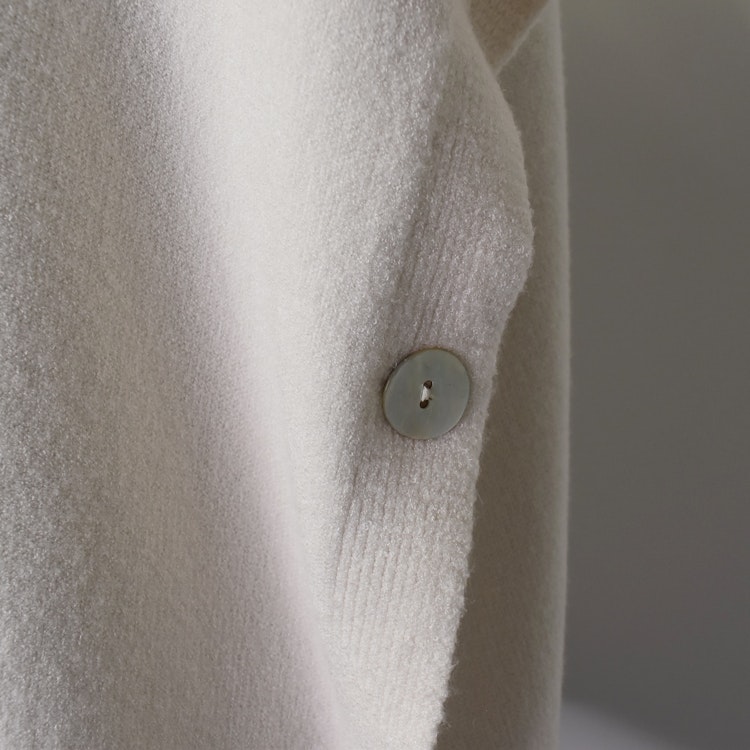 Stickad Ponchotröja med Knappar ECRU