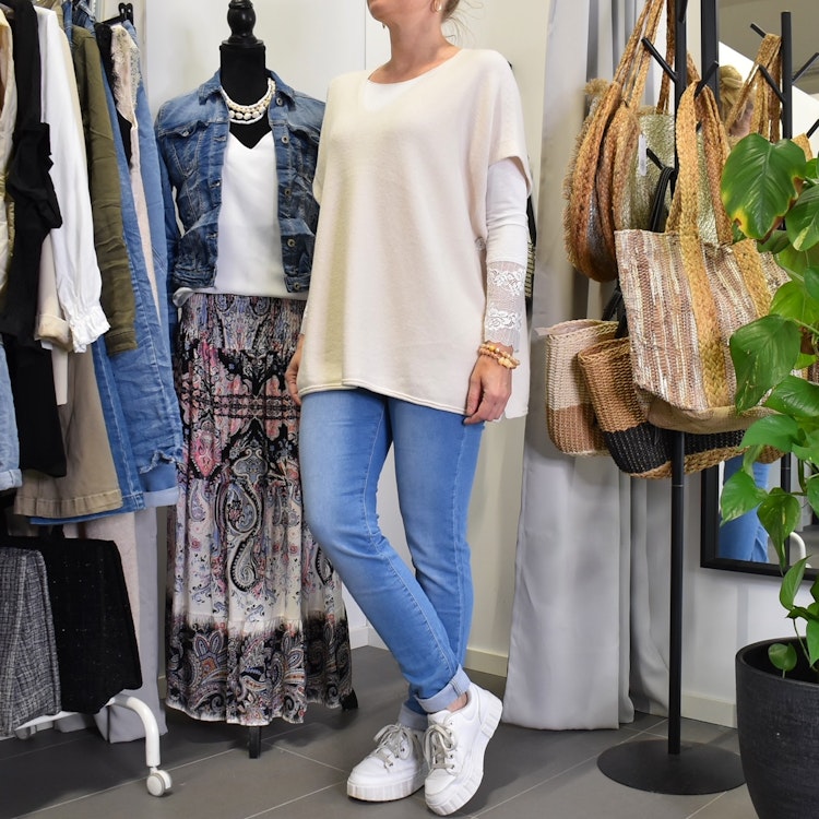 Stickad Ponchotröja med Knappar ECRU