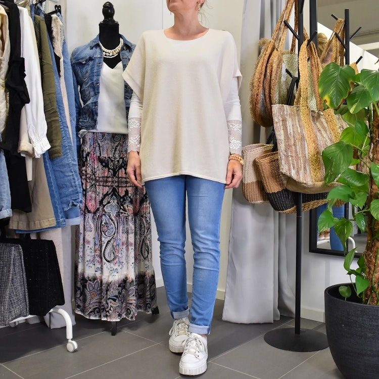 Stickad Ponchotröja med Knappar ECRU