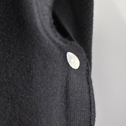 Stickad Ponchotröja med Knappar SVART