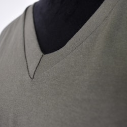 T-shirt V-ringad KAKI